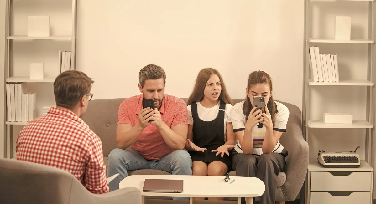 Najczęstsze błędy komunikacyjne w rodzinie: jak niszczą relacje i jak ich unikać