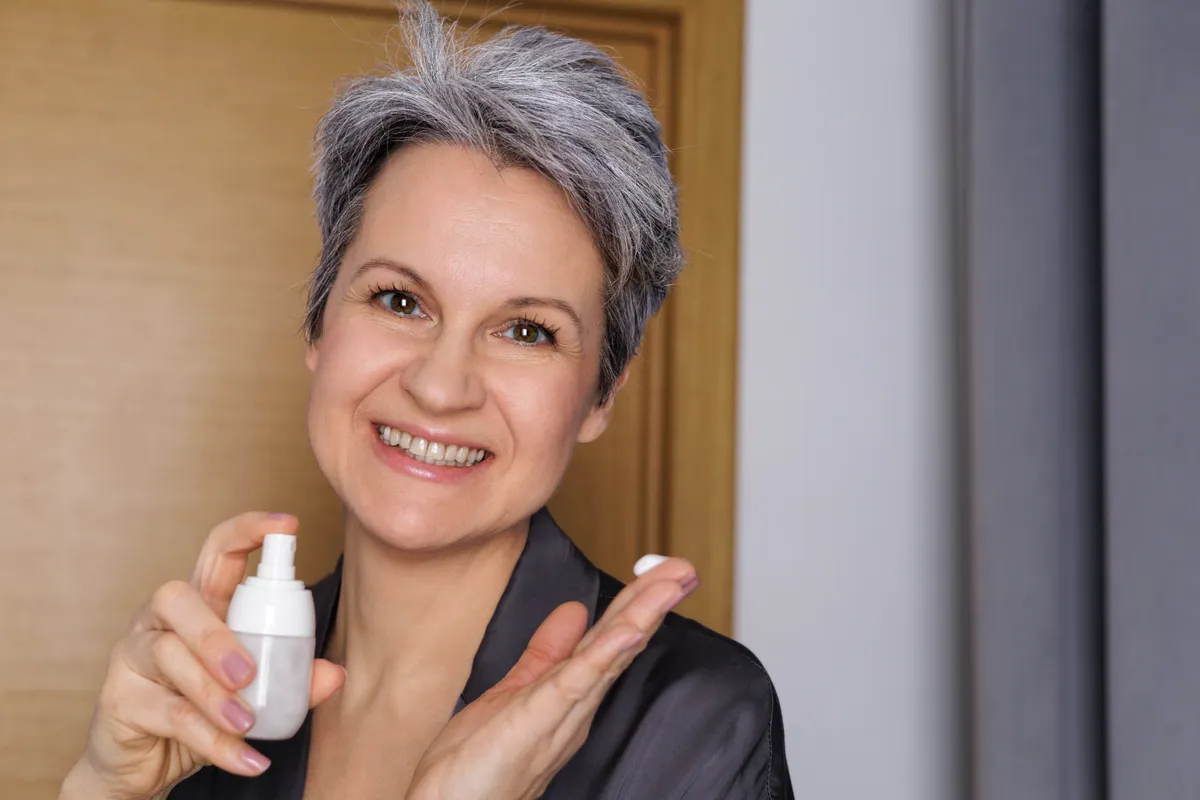 Jakie kosmetyki dla kobiet po 40? Składniki, pielęgnacja i ranking kremów 40+